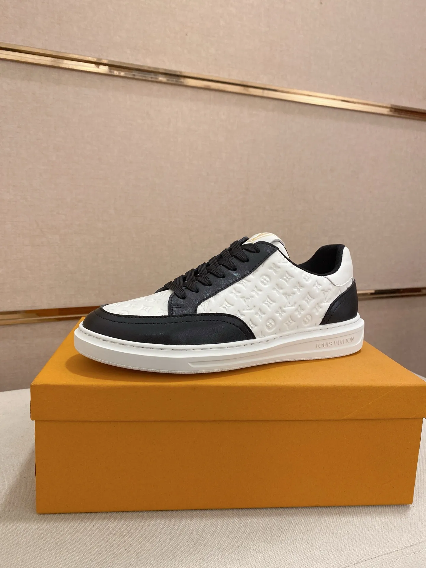 Men's shoes💰:420💰🇮🇹🇮🇹LV Louis Vuitton. The latest trendy casual shoes are popular in physical stores in sizes 38-44. New spring and summer comfortable imported custom original cowhide, unique jacquard fabric element design. Paired with sheepskin lining, Lv original bottom, [taiyang][taiyang] high-end packaging and high quality💪Details determine the quality, you can enter and leave the counter at will, welcome to compare🇮🇹